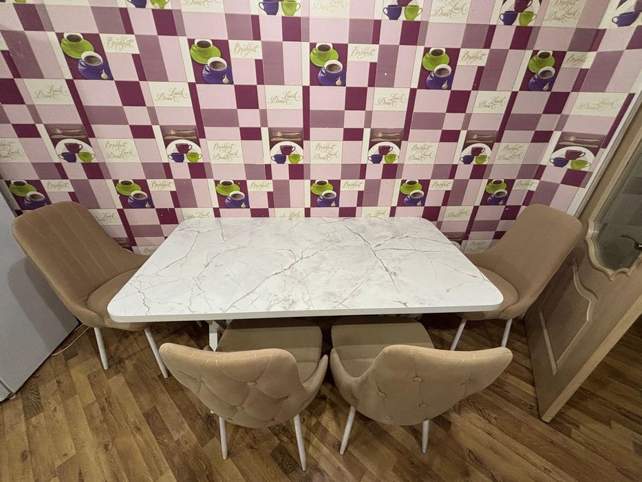 Кухнонный стол со стульями