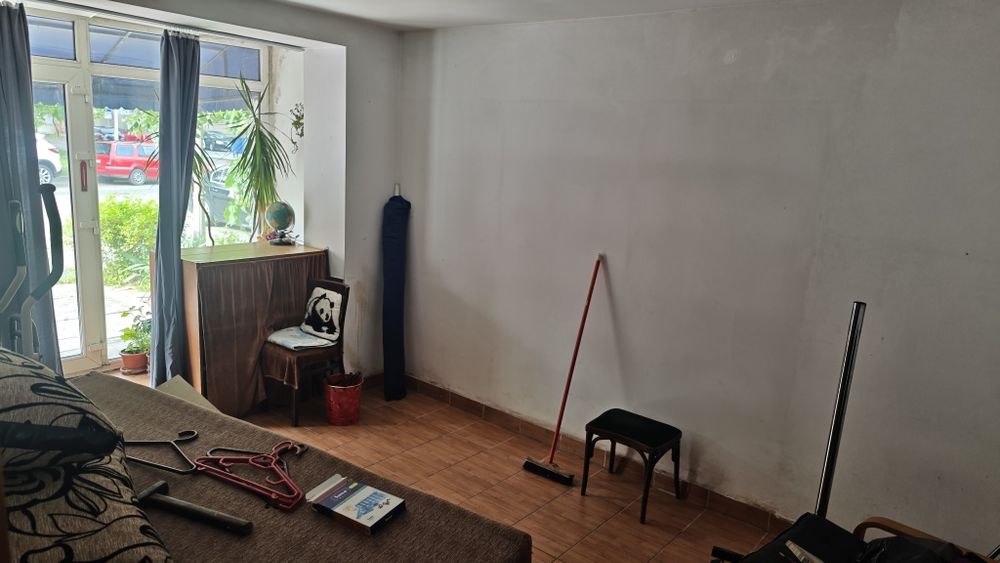 Vând apartament 3 camere, parter, amenajat spațiu comercial