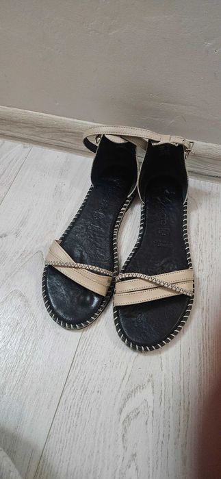 Sandale crem  cu talpa neagra