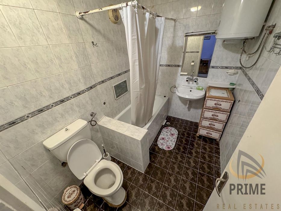 Център тристаен апартамент обзаведен