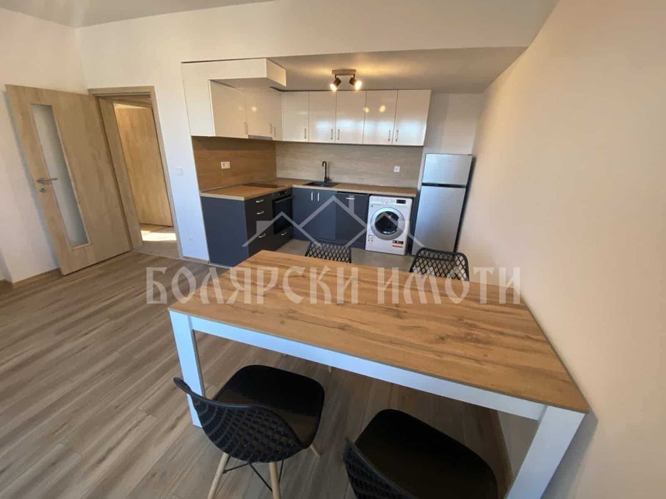 Мансарден Новообзаведен тристаен апартамент