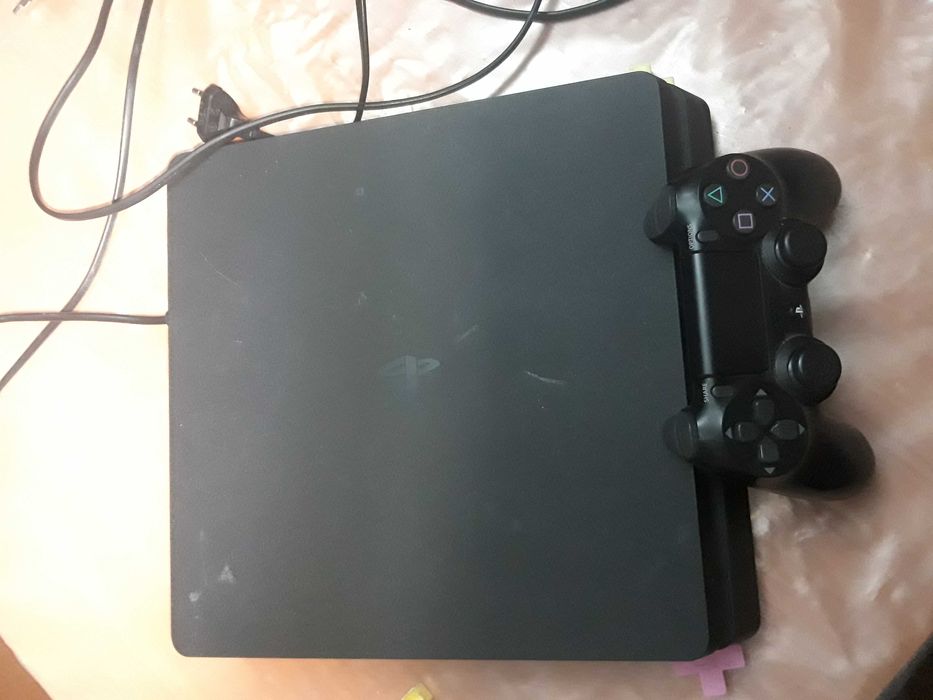продам пс4  500 гига один джостик и одна игра