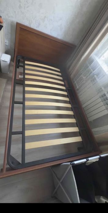 Кровать без матраса 120 см на 200 см.  Самовывоз.