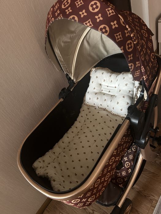 Модная коляска в отличном состоянии