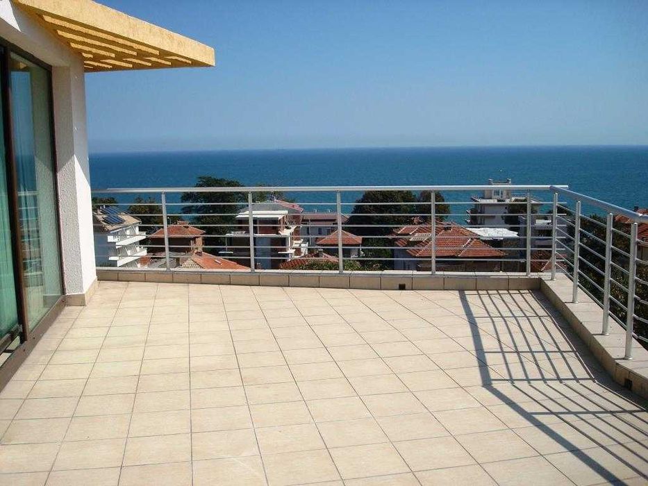 Тристаен панорамен апартамент в гр. Обзор! На 150метра от плажа!