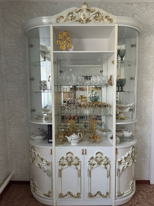 Витрина / сервант в классическом стиле (белый с золотом)