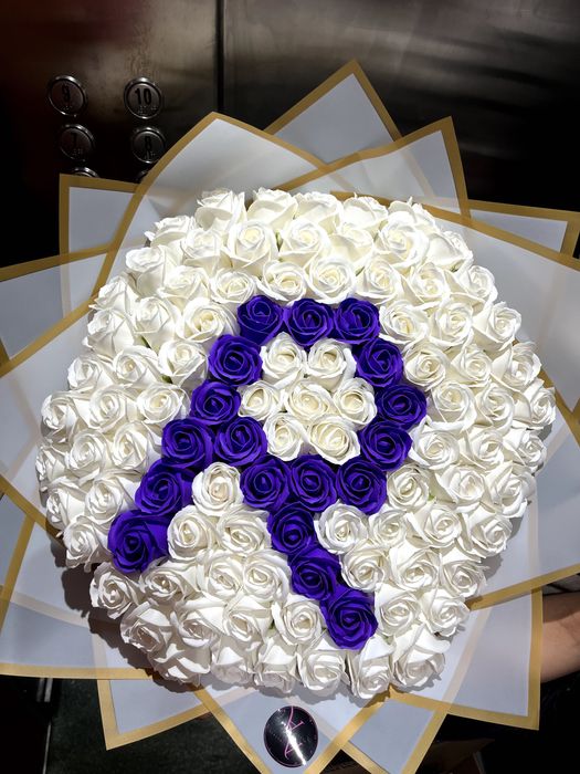 Buchet 101 trandafiri săpun/personalizat cu initiala/imperiali glitter