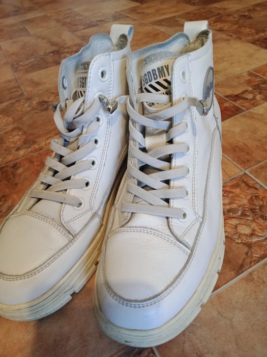 Кроссовки женские