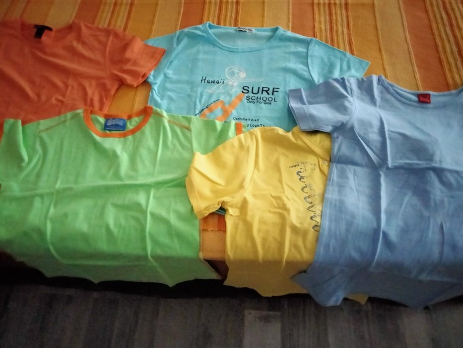 Tricouri pentru bărbați la 25 lei, și pantaloni scurți elastici.