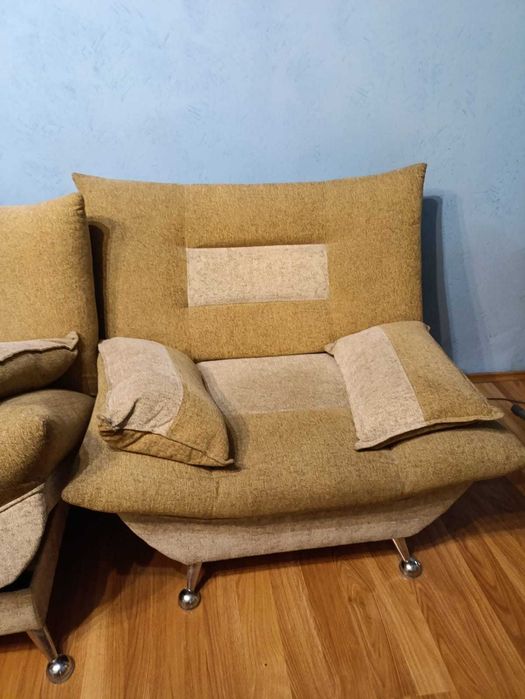 Диван и два кресла б/у