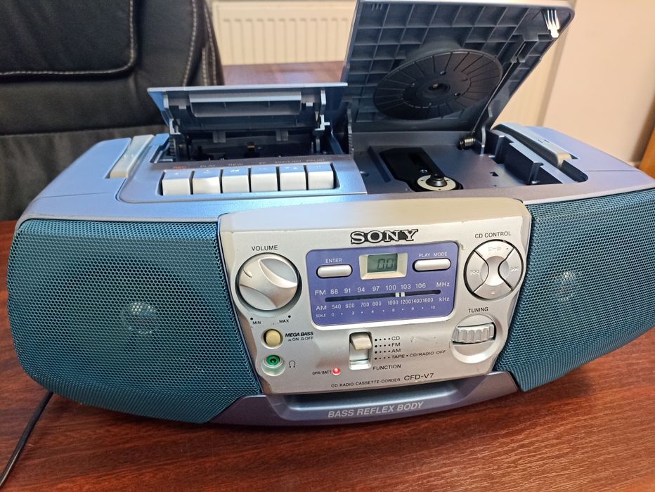 Radio-Casetofon cu CD Sony, model CFD-V7, recondiționat, perfect funcțional.