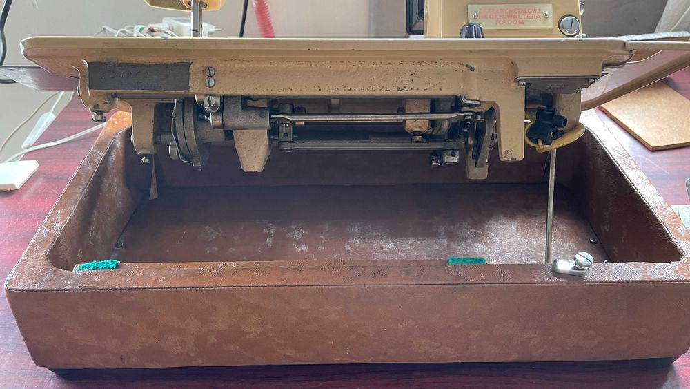 Продавам Шевна машина Lucznik 432 в отлично състояние + подарък.