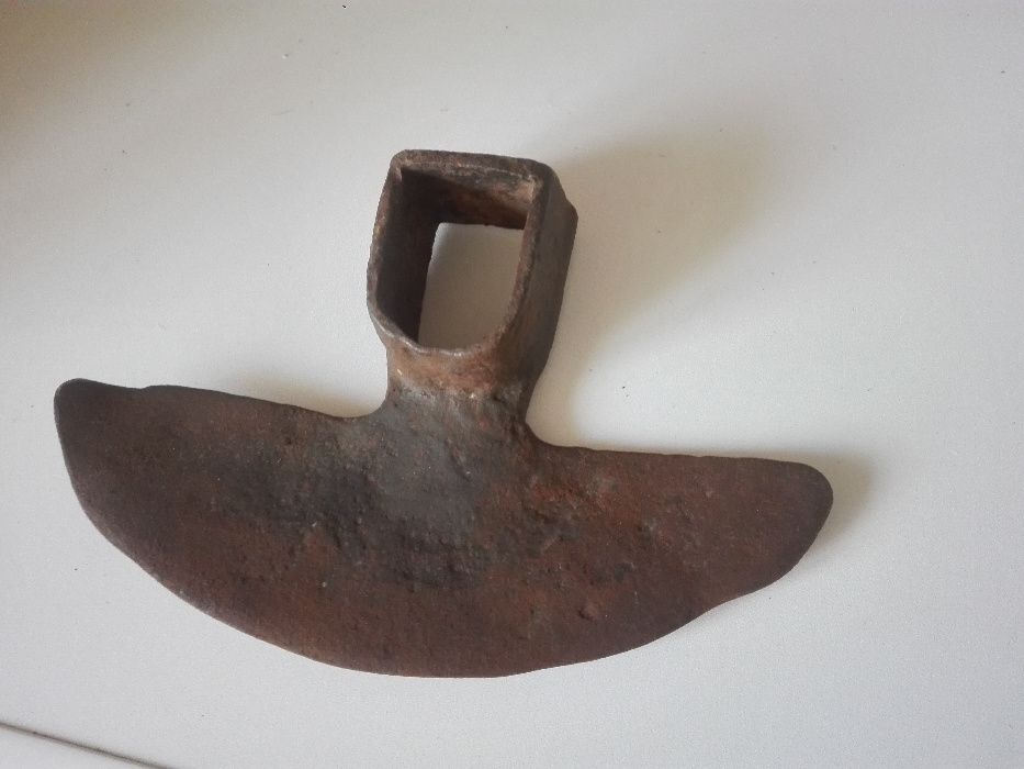 Стари дървени съдове , мотика и ножица и маши за печка.