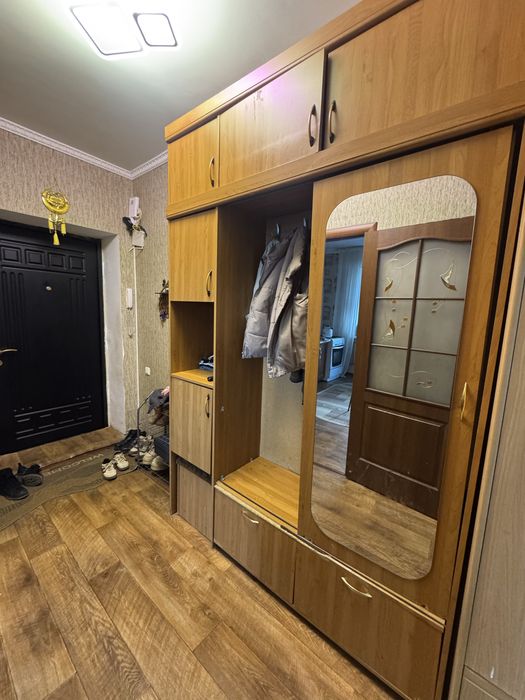 Продам Шкаф и столы