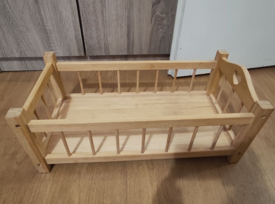 Дървено креватче за кукли