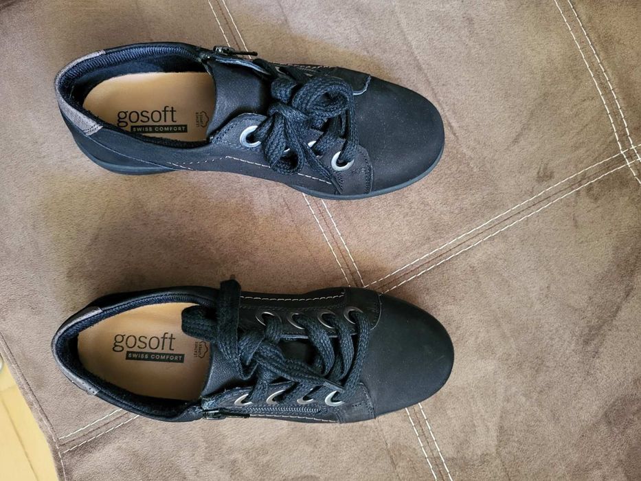 Продавам дамски кожени обувки