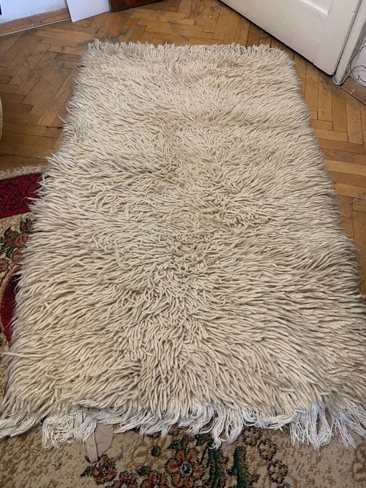 Килимче чиста вълна дълъг косъм. Два броя по 58 лв. Тип китеник