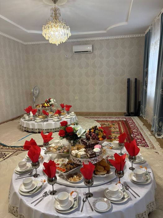 Стол көрпеше посудасымен