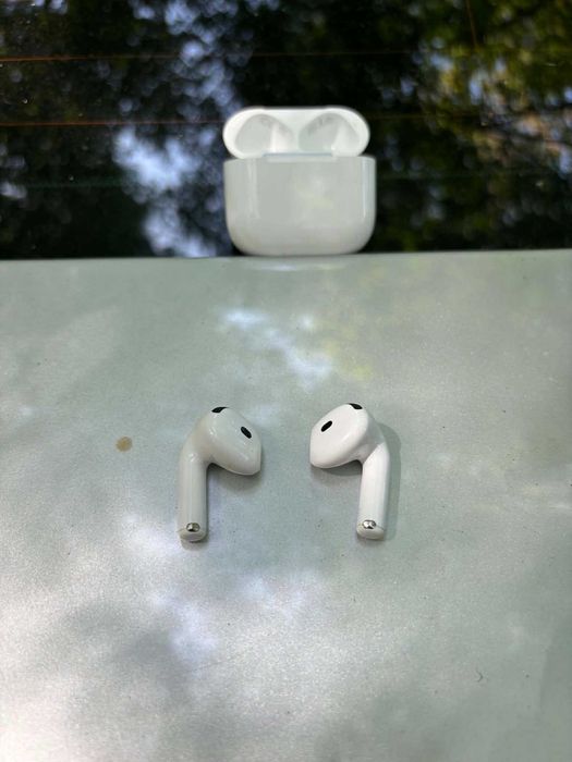 Apple AirPods 4 с активно шумопотискане (ANC)