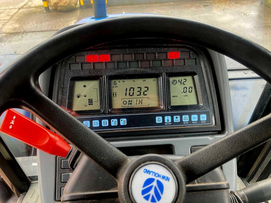 Трактор New Holland TS100