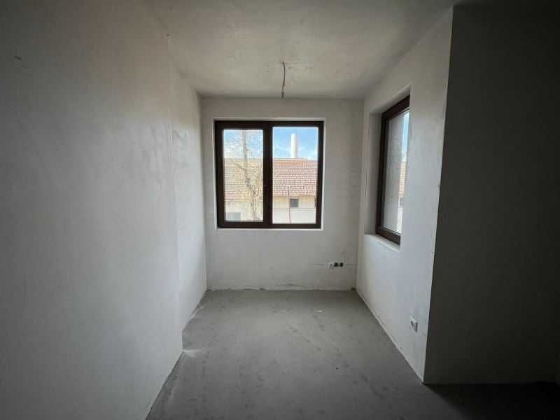 Тристаен апартамент за продажба в кв. Хаджи Димитър