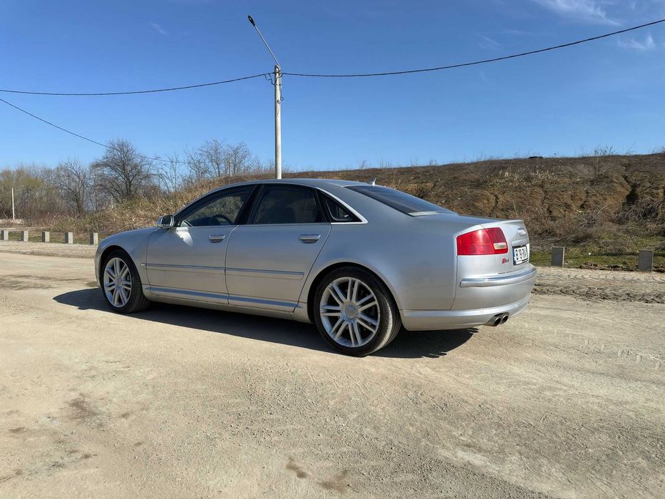 Audi S8 - 5.2 V10