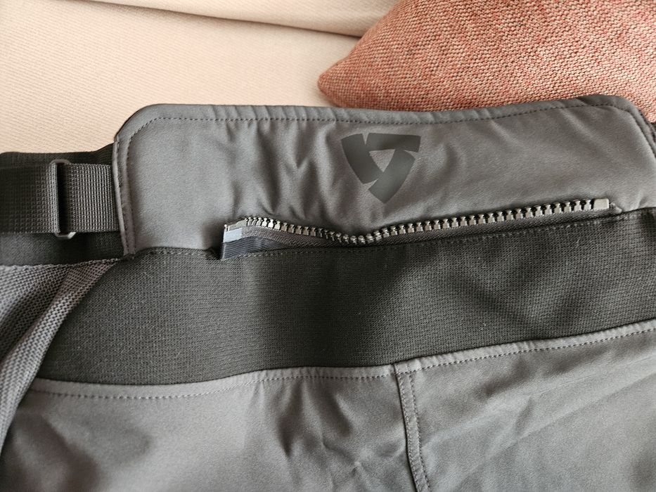 Продавам летни панталони за мотор Rev'it