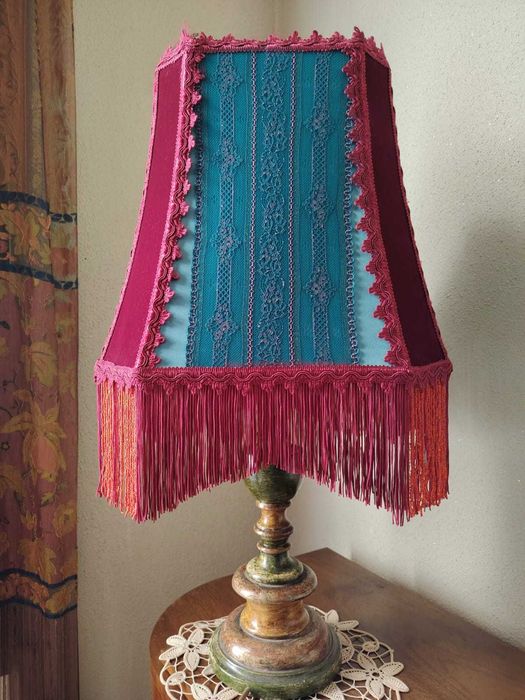 Lampa vintage cu abajur cusut manual