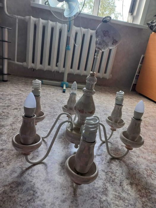 Люстра с шестью плафонами