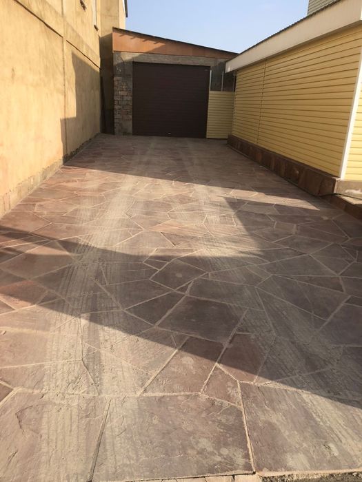 Красный камень плитняк