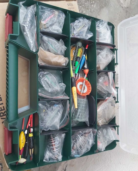 Geanta de pescuit cu compartimentare pe ambele parti plina