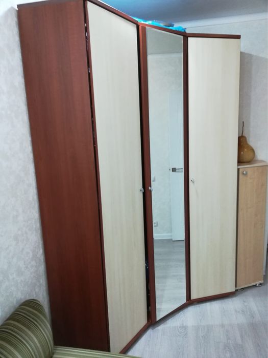 шкаф в отличном состоянии, трех дверный