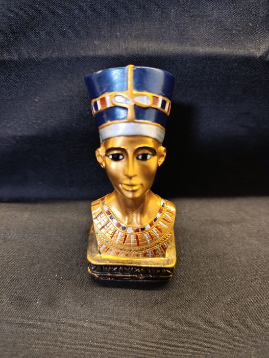 Бюст на Нефертити