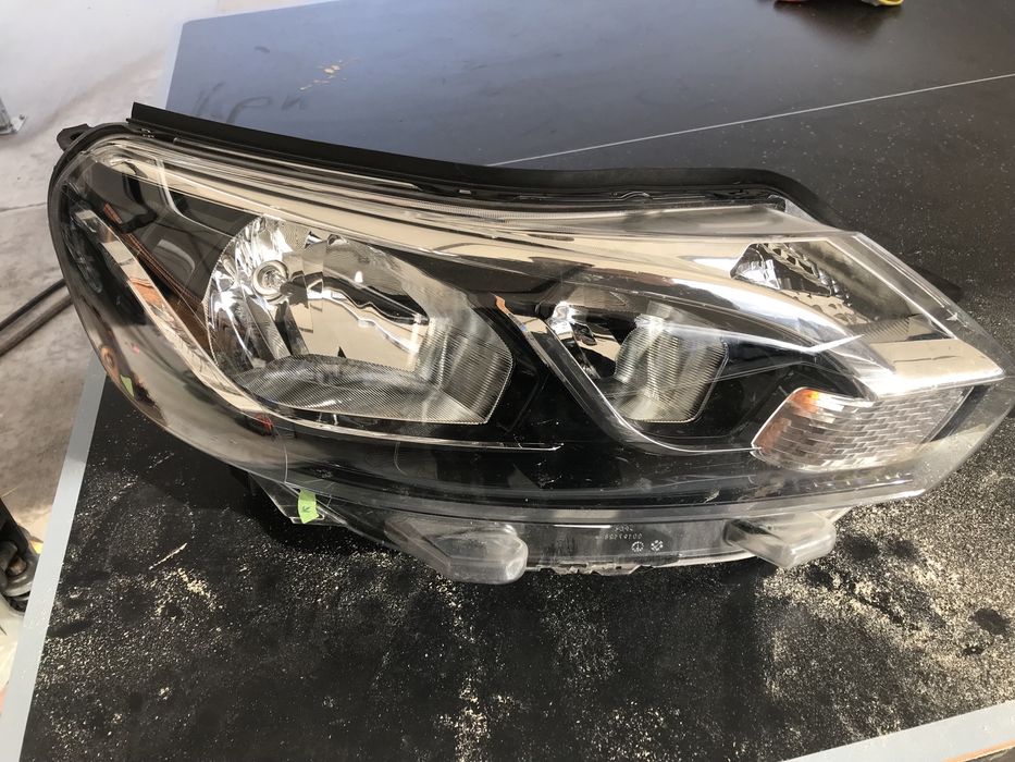 Десен фар за Toyota Proace