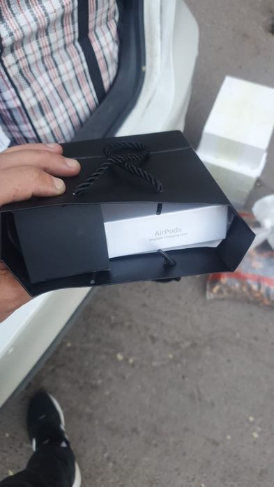 Парфюм УД оригинал + оригинал наушник безпроводной