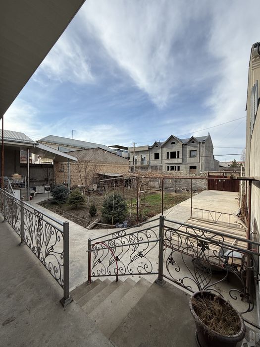 ADA гостиницадан 500 метр кирганда 5 соток ер нархида уй сотилади!