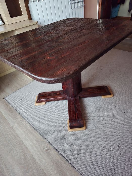 Маса от бял бор цвят череша.