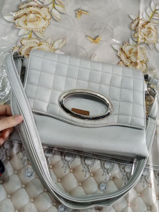 Kulrang svetli sumka sotiladi