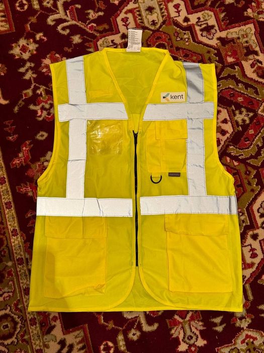 Качественный Жилеты (спец одежда)