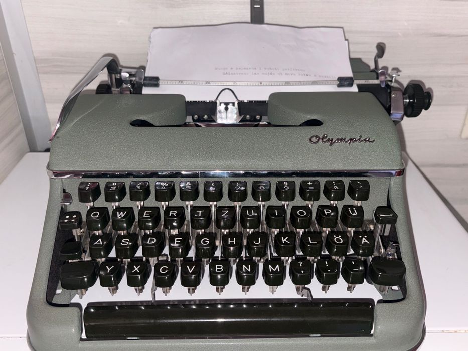 !КАТО НОВА!Пишеща машина OLYMPIA SM2