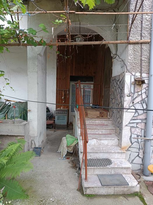 Къща на два етажа в с.Бяга