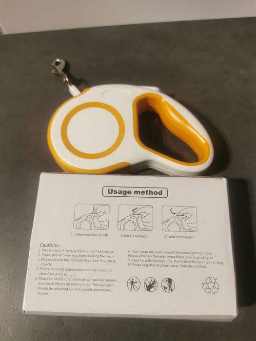 Lesă retractabilă și ham, pentru câini.