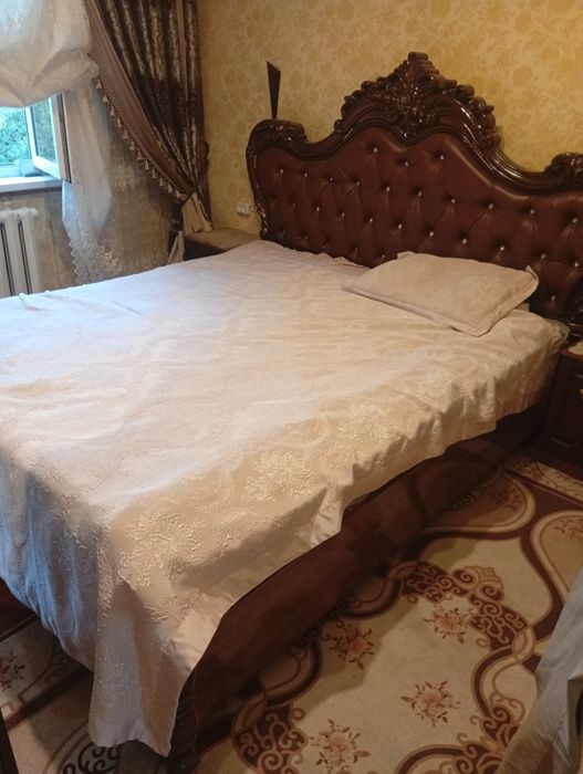 Кровать коричневого цвета