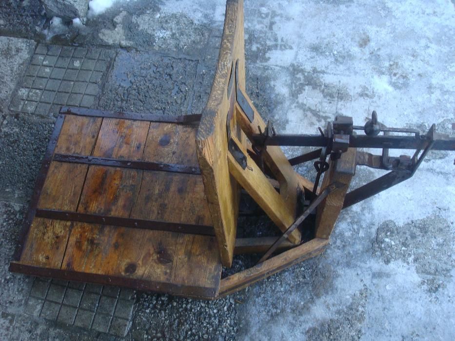 Стар кантар, други старинии и бензинова лампа