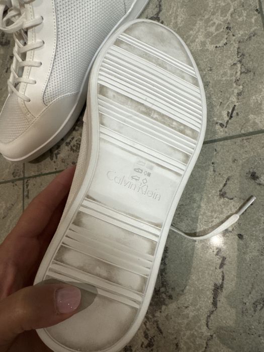 Calvin klein бели кицове