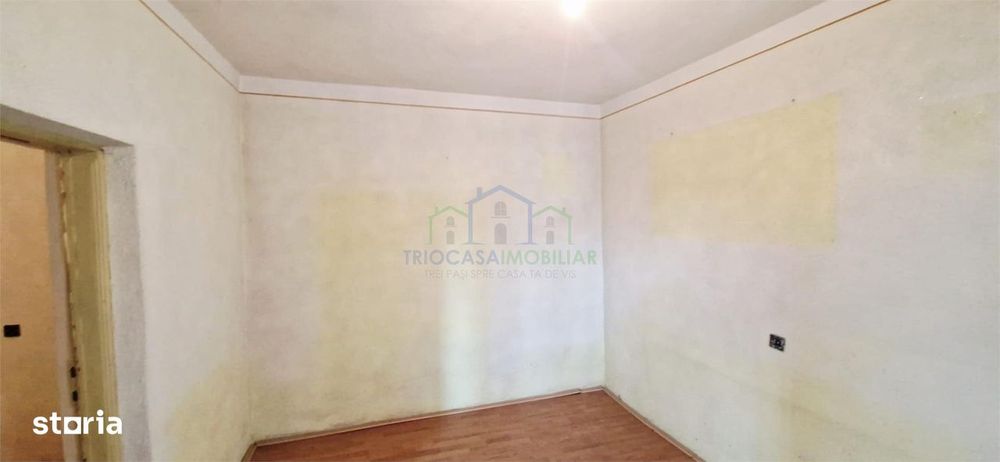 Casa Bradesti , teren  intravilan 7952 mp , deschidere 33 m la DE 70