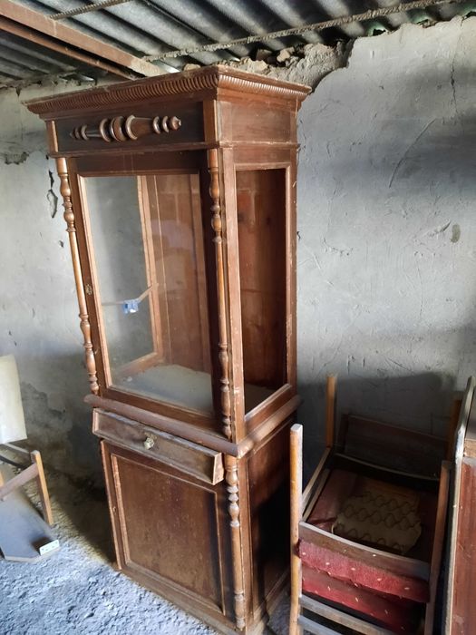 Продаются антикварная витрина после качественной реставрации.