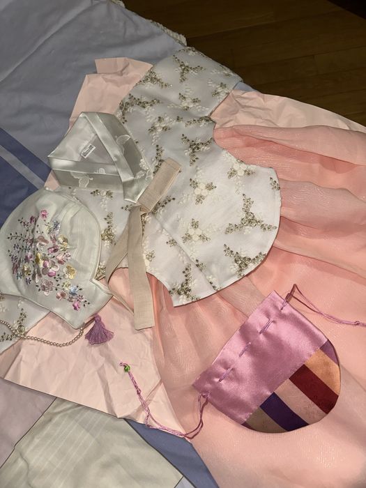 Продам новый ханбок для девочки на годик!