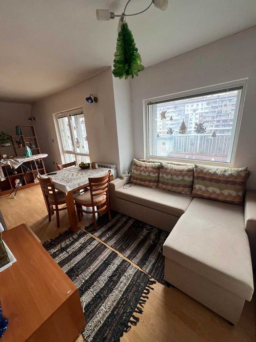 Продава тристаен апартамент в Хиподрума зад р-т Ниагара.