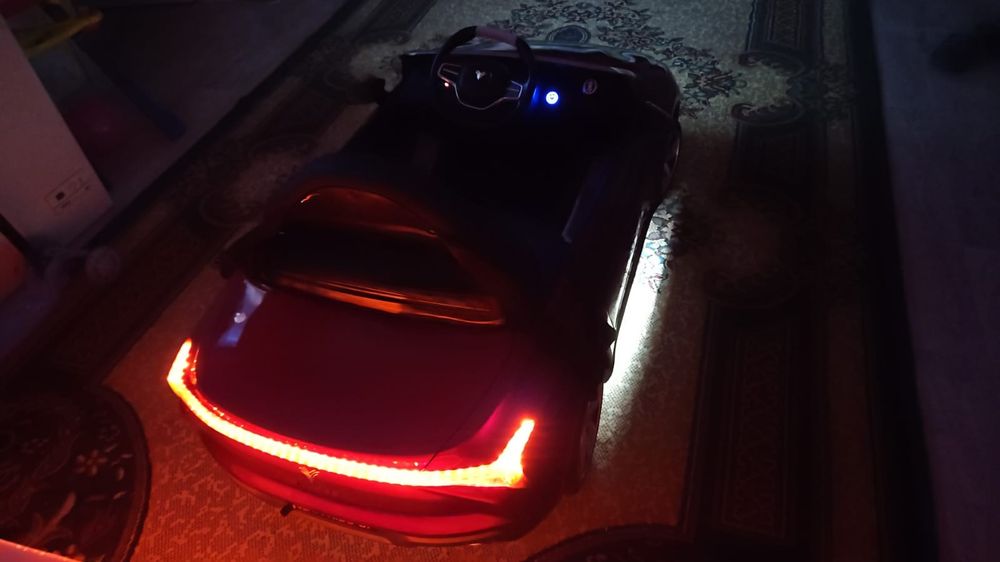 Детская машина на пульте управления.